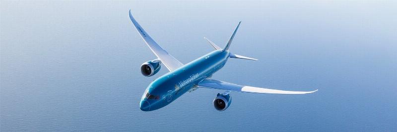 Hình ảnh minh họa các loại tiền tệ Việt Nam (VNĐ) cùng với các biểu tượng xe khách và bản đồ, thể hiện khái niệm chi phí di chuyển đường dài bằng xe khách từ Sapa về Hà Tĩnh.
